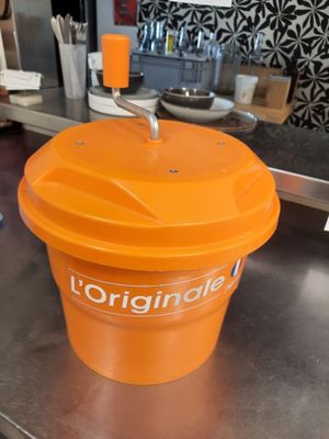 un récipient orange posé sur un plan de travail dans une cuisine