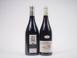 deux bouteilles de vin posées l'une à côté de l'autre sur une table