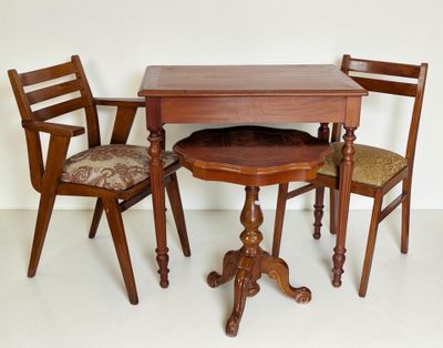 une petite table et deux chaises dans une pièce