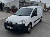 la camionnette blanche est garée sur le parking à l'extérieur du bâtiment