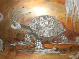 un tableau représentant une tortue perchée sur une branche d'arbre