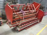 un gros tas de bois posé sur une palette dans un entrepôt