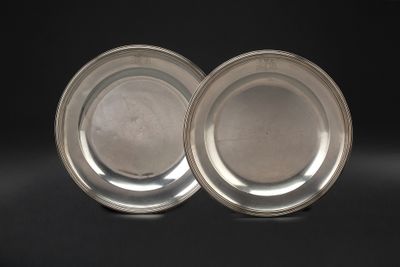 paire d'assiettes argentées sur fond noir