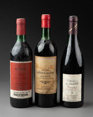 trois bouteilles de vin sont alignées sur une table