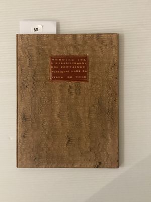 un livre écrit posé sur une table