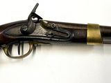 une vieille arme exposée au mur