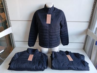 trois vêtements exposés dans un magasin