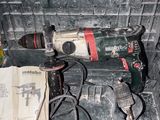 une perceuse posée sur une boîte