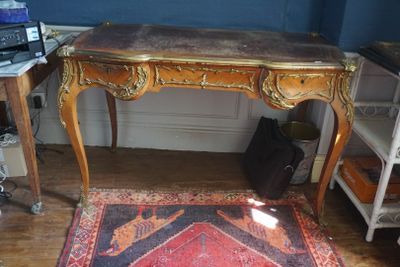 un bureau avec un tapis posé à même le sol dans une pièce