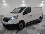 la camionnette blanche est garée sur le sol en damier d'une pièce