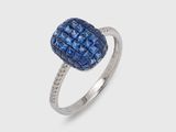 gros plan d'une bague en diamant et saphir sur fond blanc