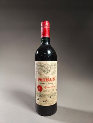 une bouteille de vin posée sur une table