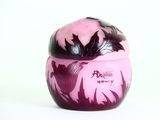 un vase rose orné d'un motif noir et blanc