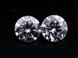 deux diamants ronds taille brillant sur un fond noir