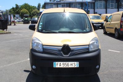 une camionnette jaune garée dans un parking