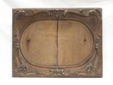 un vieux cadre en bois orné d'un motif décoratif