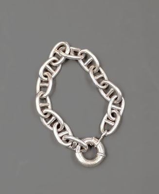 un gros plan sur un bracelet à chaîne en argent muni d'un fermoir