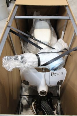 une boîte contenant une moto équipée d'une selle