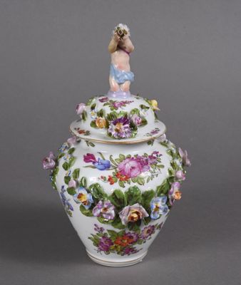 un gros plan d'un vase surmonté d'une figurine
