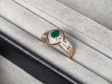 l'image d'une bague contenant une pierre verte