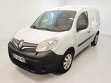 La petite camionnette blanche est garée dans une pièce blanche.