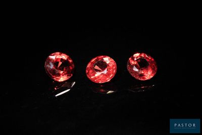 trois losanges rouges sur fond noir