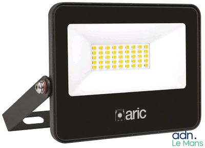 un projecteur noir équipé de LED blanches sur fond blanc