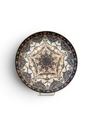 l'image d'une assiette ornée d'un motif floral
