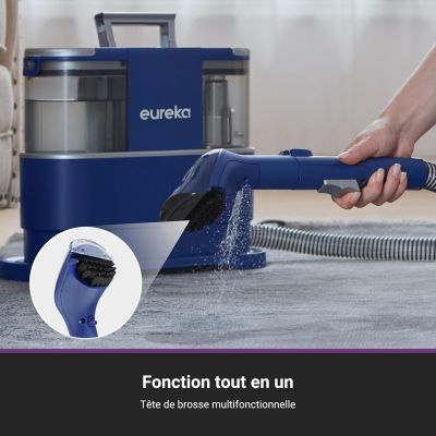 Cette personne nettoie la moquette avec un aspirateur.