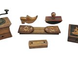 une collection de petits objets en bois exposés sur une surface blanche