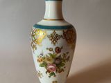 un vase blanc orné d'une bande bleue