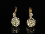une paire de boucles d'oreilles en diamant sur une surface noire