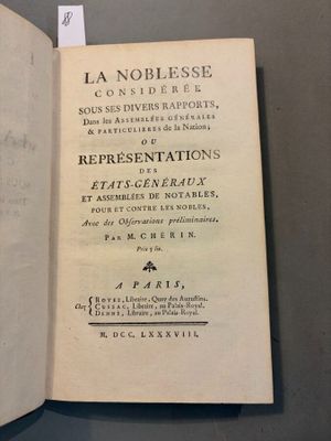 un livre ouvert sur lequel figure l'image en noir et blanc d'un homme à cheval