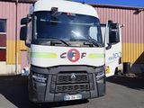 un camion blanc garé devant un bâtiment