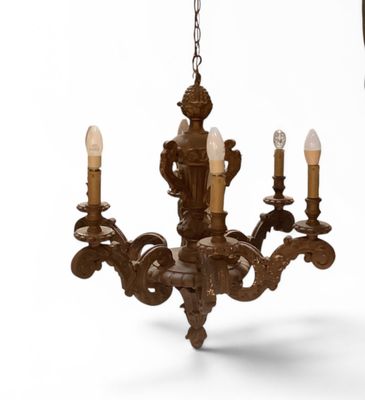 Lustre en bois doré à 6 bras de lumières à décor d’acanthes …