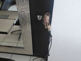un sèche-cheveux posé par terre à côté d'un miroir