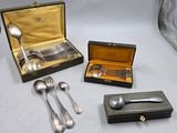 des couverts et de l'argenterie dans un coffret posé sur une table