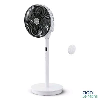 une photo représentant un ventilateur de table blanc devant lequel se trouve une balle de tennis