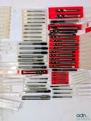 beaucoup de stylos et de crayons posés sur la table