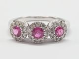 une bague sertie de trois saphirs roses et de diamants