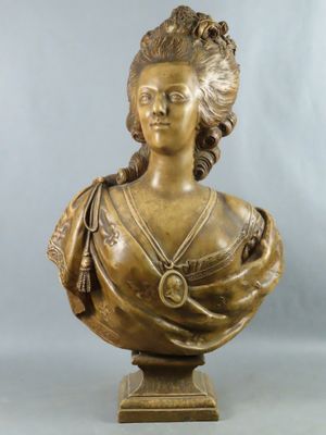 un buste antique en bronze représentant une femme portant un collier autour du cou
