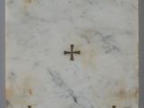 une photo d'une plaque en marbre sur laquelle figurent des croix