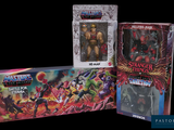 trois boîtes de figurines sur fond noir