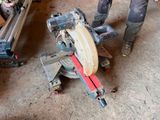 un homme qui travaille sur une machine dans le garage