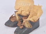 une paire de chaussures surmontée d'un chapeau