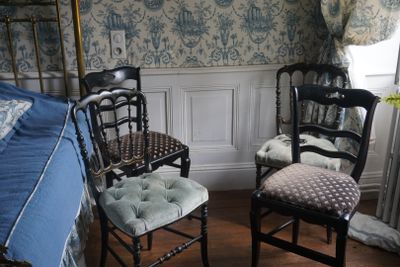 trois chaises assises l'une à côté de l'autre dans une pièce