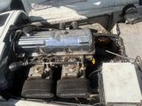 un petit bateau avec un moteur à l'eau
