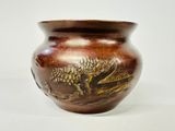 un vase marron orné d'une image d'oiseau