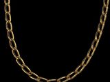 un collier à chaîne en or avec un maillon allongé sur fond noir