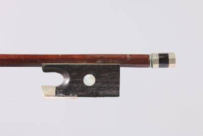 une image représentant un archet de violon d'où dépasse un morceau de bois